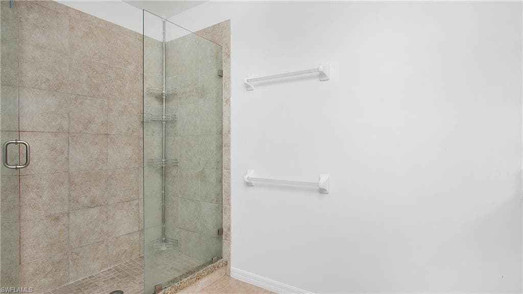 880 Hampton Cir, Naples, FL 34105-24