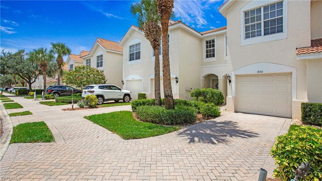 880 Hampton Cir, Naples, FL 34105-32