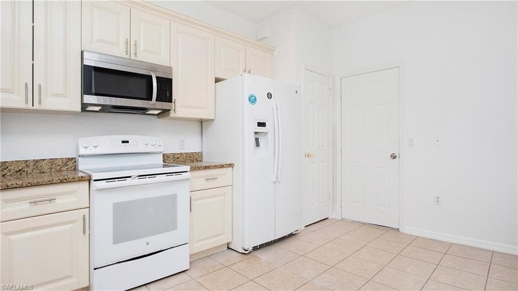 880 Hampton Cir, Naples, FL 34105-6