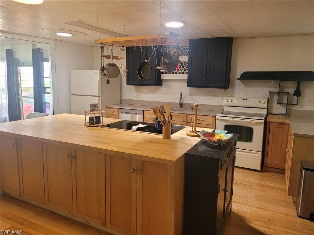 74 Palos Dr 74, Naples, FL 34104-6