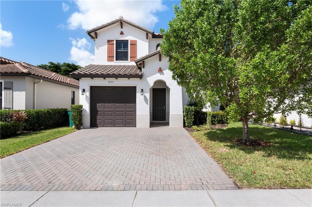 8797 Madrid Cir, Naples, FL 34104-1