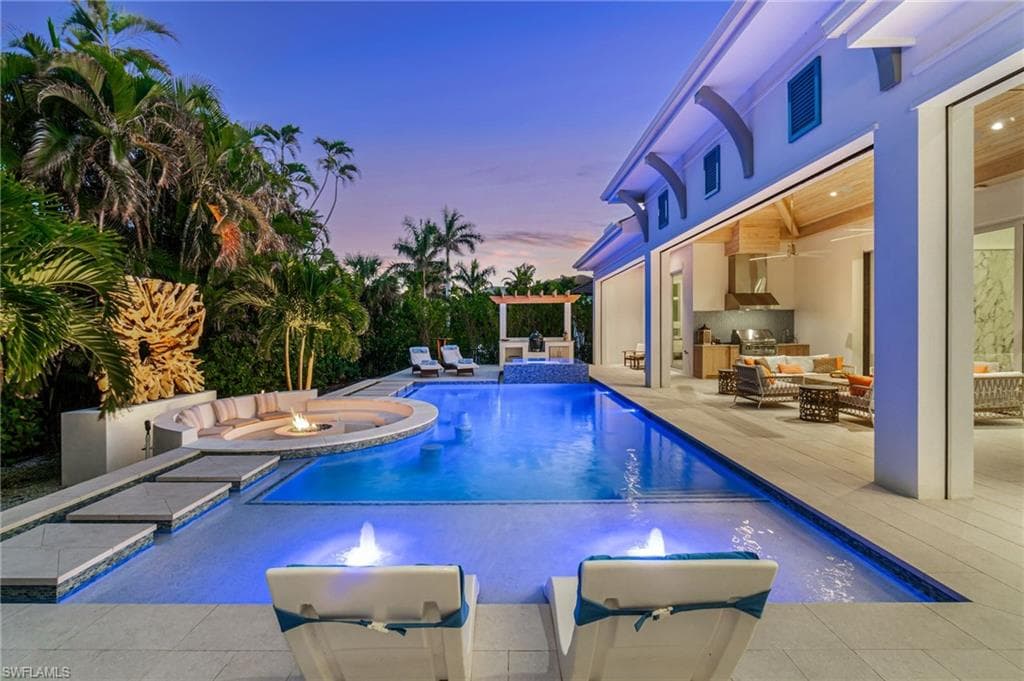 3290 Crayton Rd, Naples, FL 34103-1