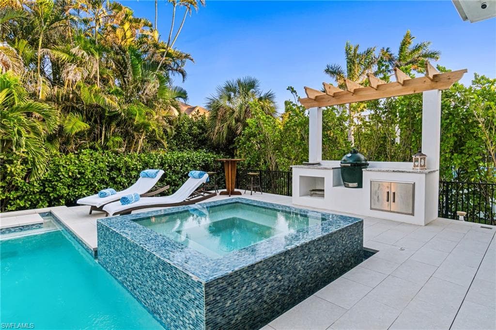 3290 Crayton Rd, Naples, FL 34103-36