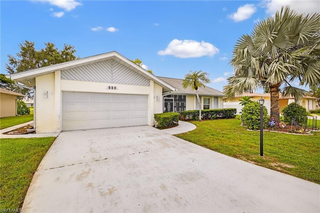 950 Charlemagne Blvd, Naples, FL 34112-2