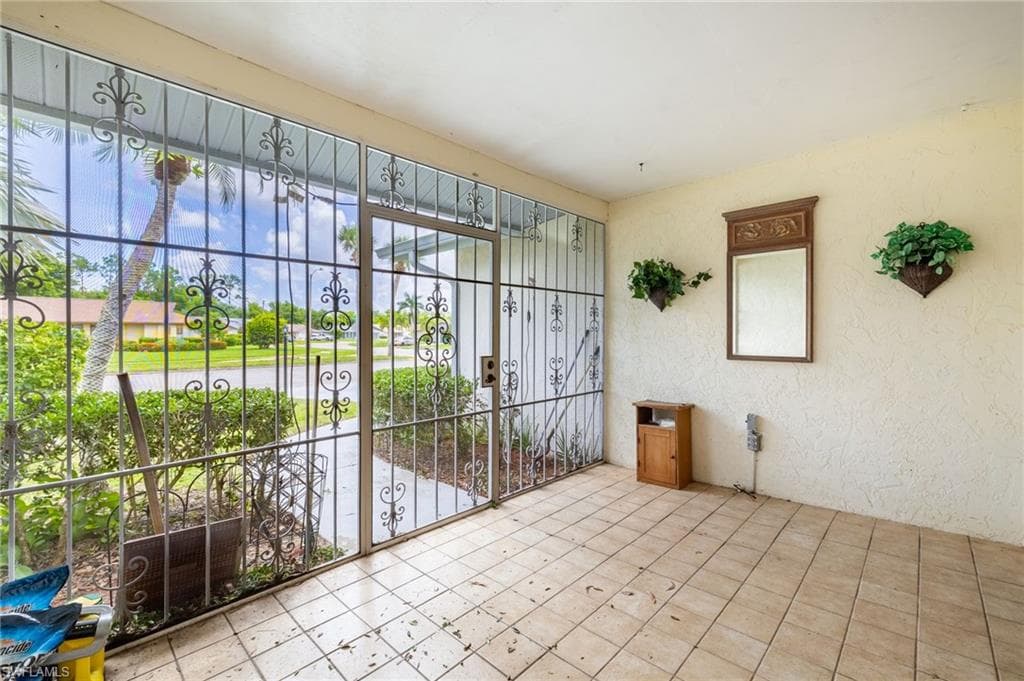 950 Charlemagne Blvd, Naples, FL 34112-4