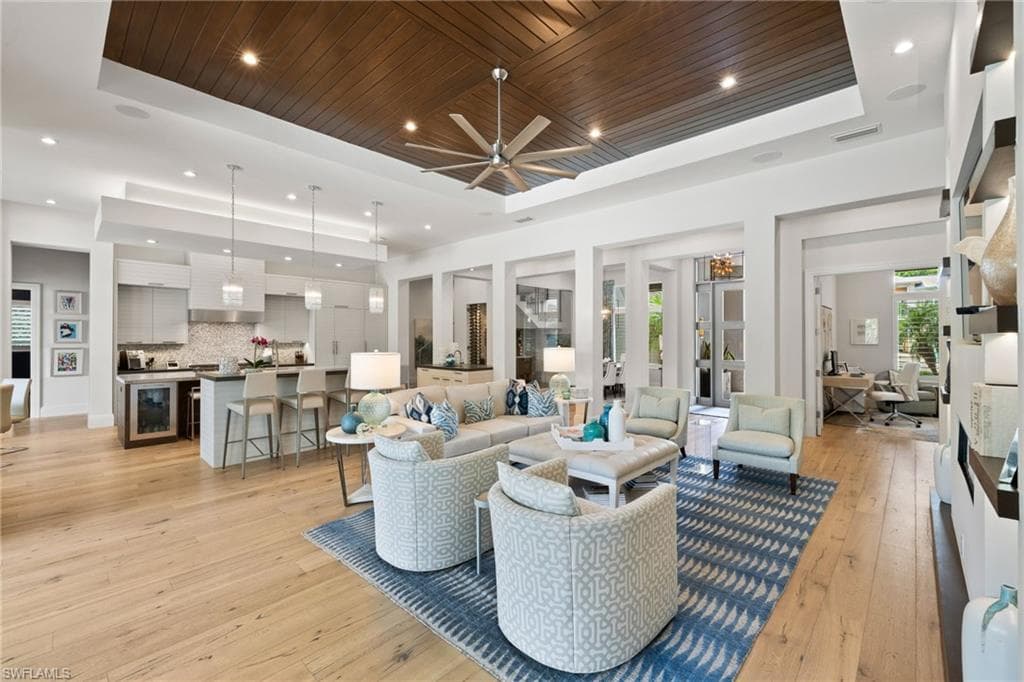 745 Riviera Dr, Naples, FL 34103-9