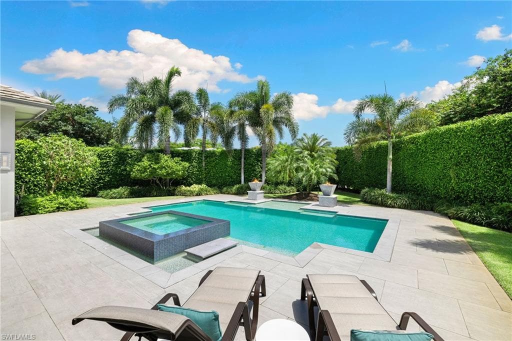 745 Riviera Dr, Naples, FL 34103-35