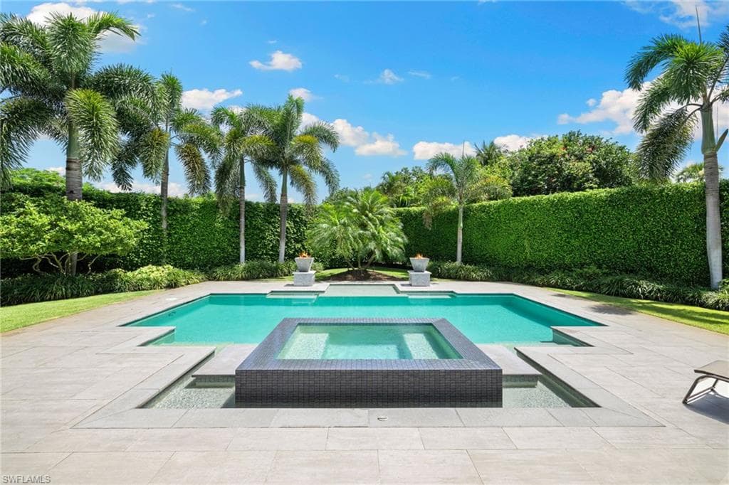 745 Riviera Dr, Naples, FL 34103-37