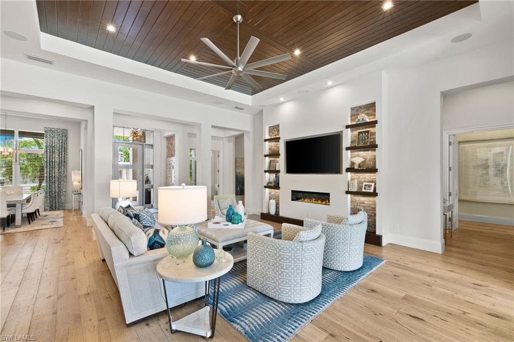 745 Riviera Dr, Naples, FL 34103-8