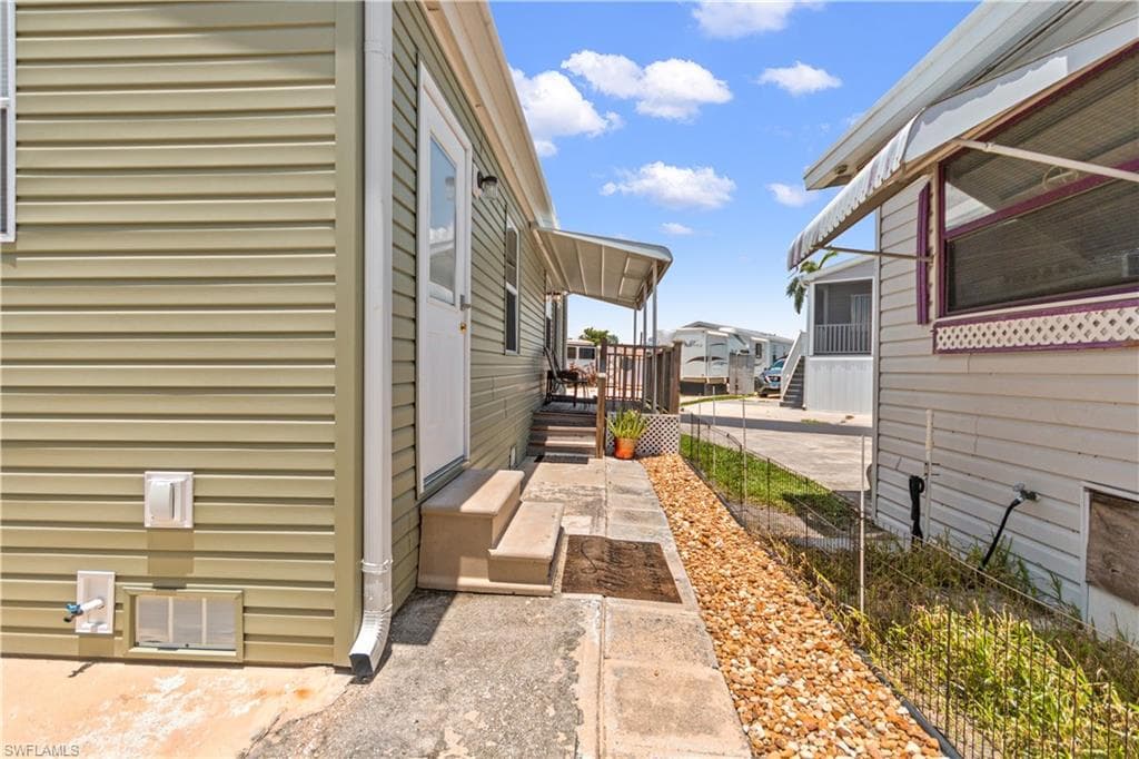 11089 Sunglow Ln, Fort Myers, FL 33908-9