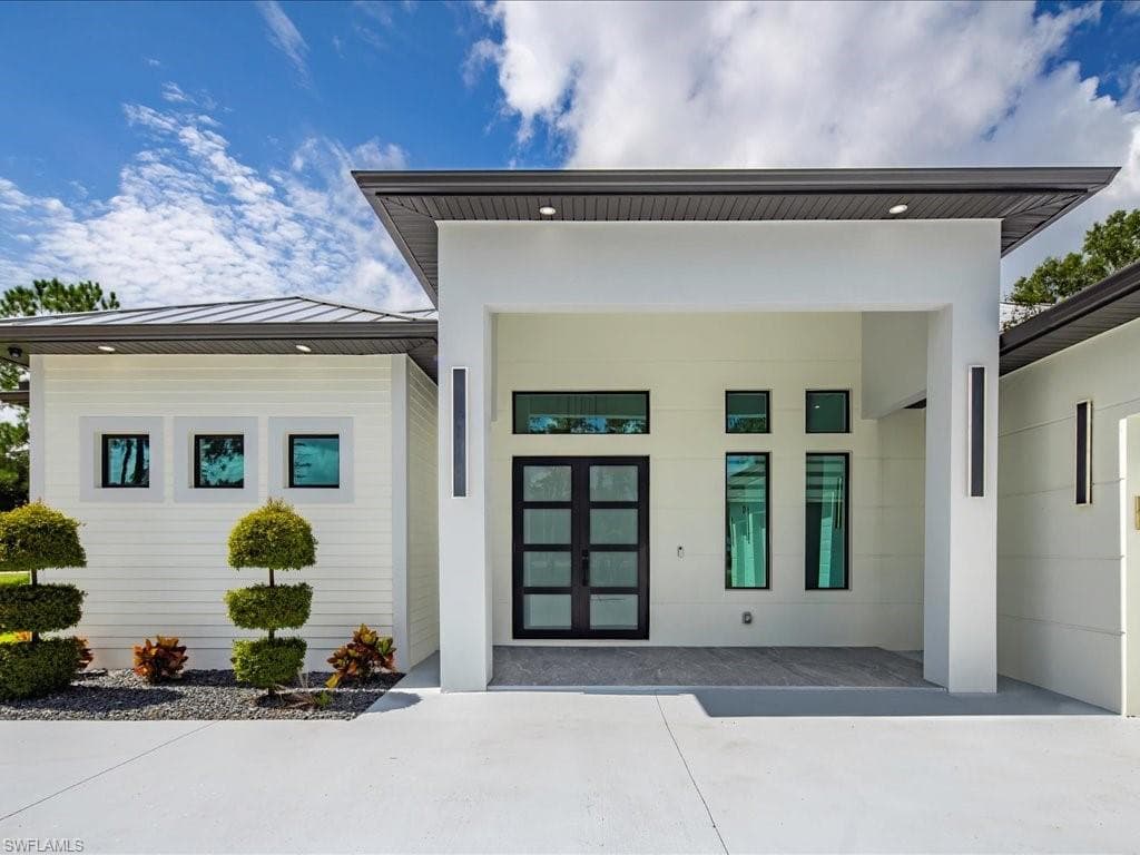 103 14th St SE, Naples, FL 34117-8