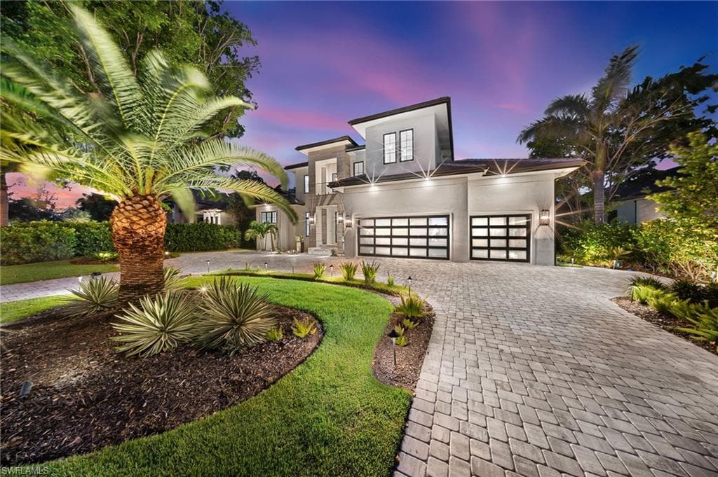 3190 Crayton Rd, Naples, FL 34103-2