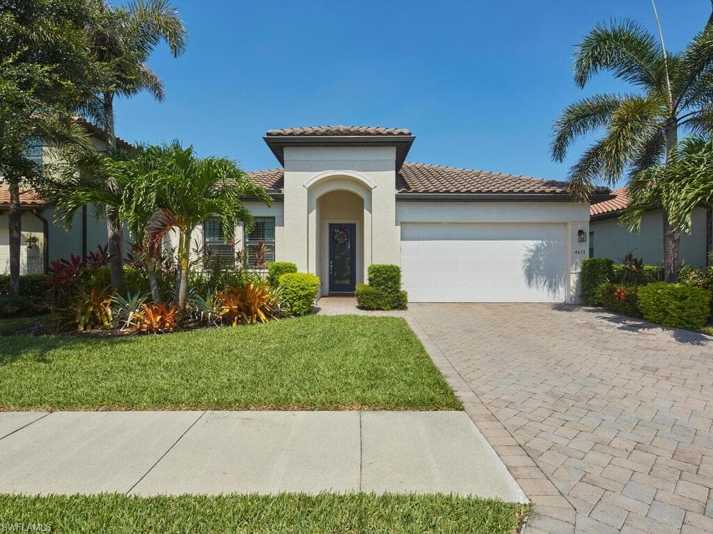 4613 Abaca Cir, Naples, FL 34119-3