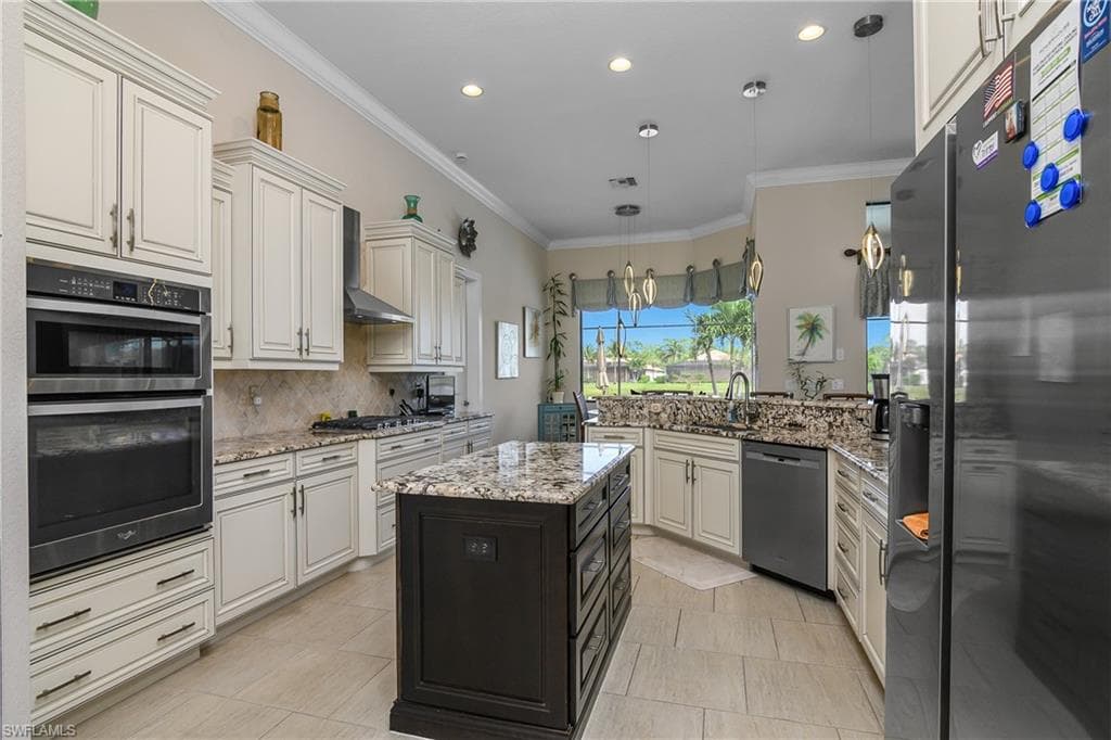 10534 Espanola Dr, Bonita Springs, FL 34135-10