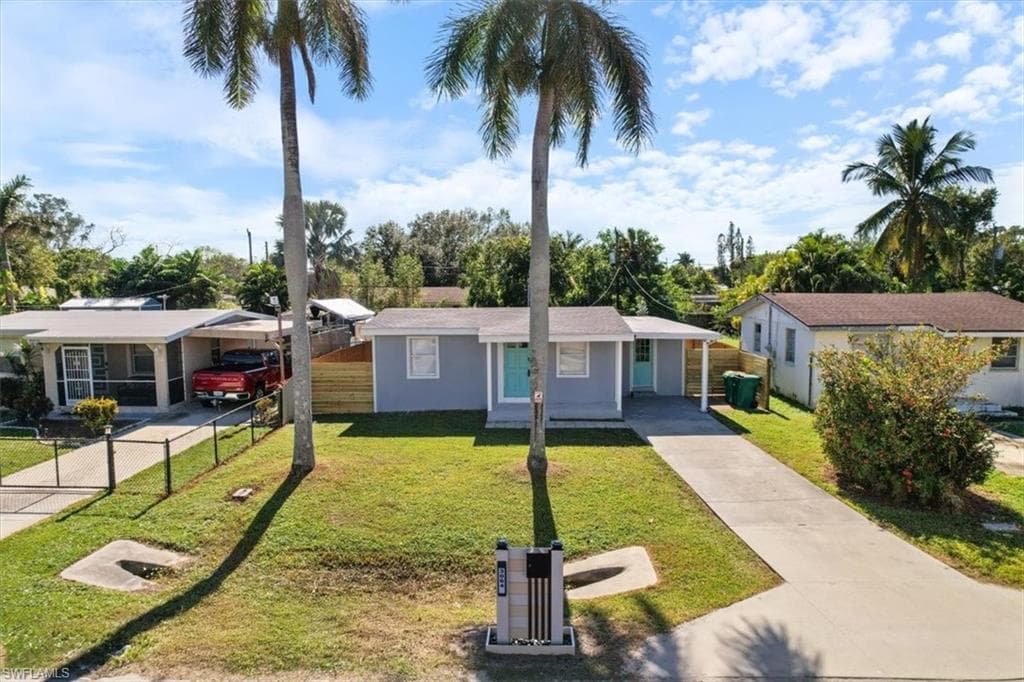 3064 Connecticut Ave, Naples, FL 34112-1