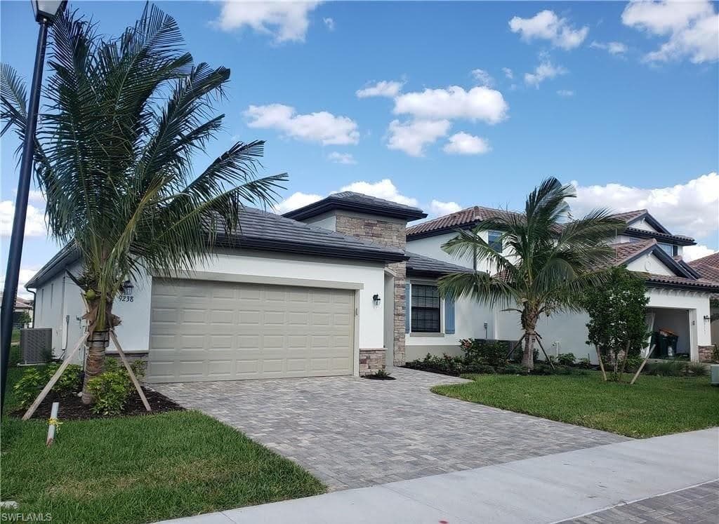 9238 Shadow Oak Ln, Naples, FL 34120-2