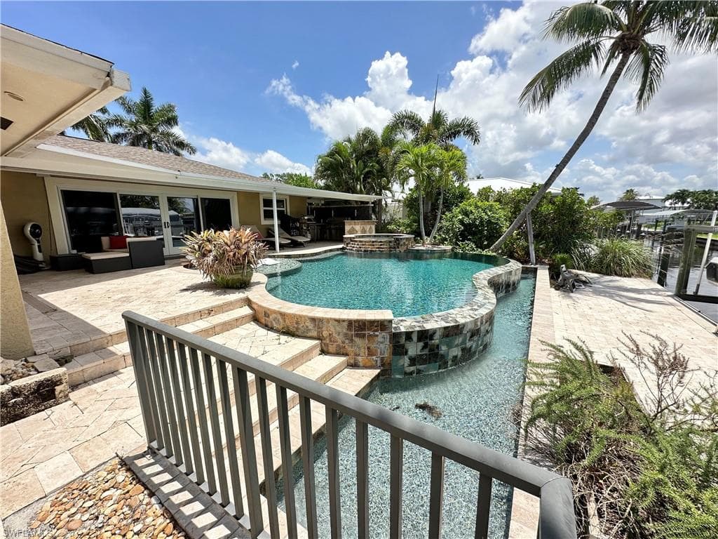 1010 Edgemere Dr, Fort Myers, FL 33919-3