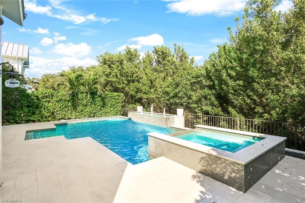 91 14th St S, Naples, FL 34102-32