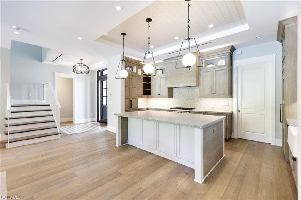 91 14th St S, Naples, FL 34102-4