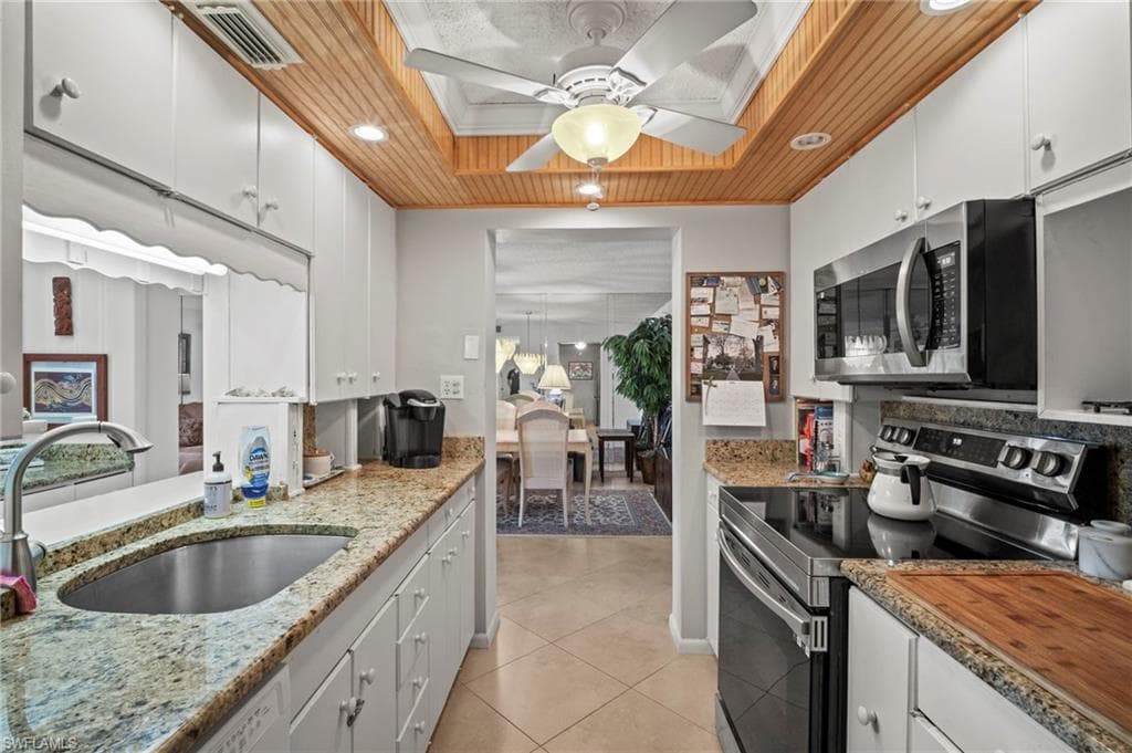 555 Park Shore Dr B212, Naples, FL 34103-38