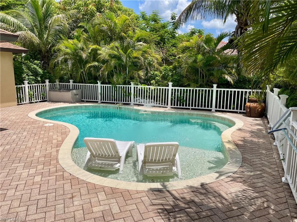 711 Pine Vale Dr, Naples, FL 34104-18