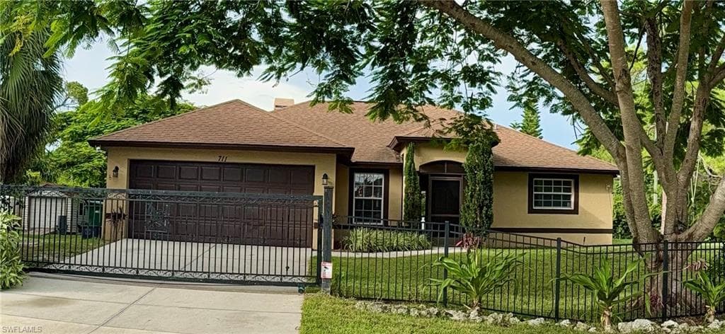 711 Pine Vale Dr, Naples, FL 34104-1