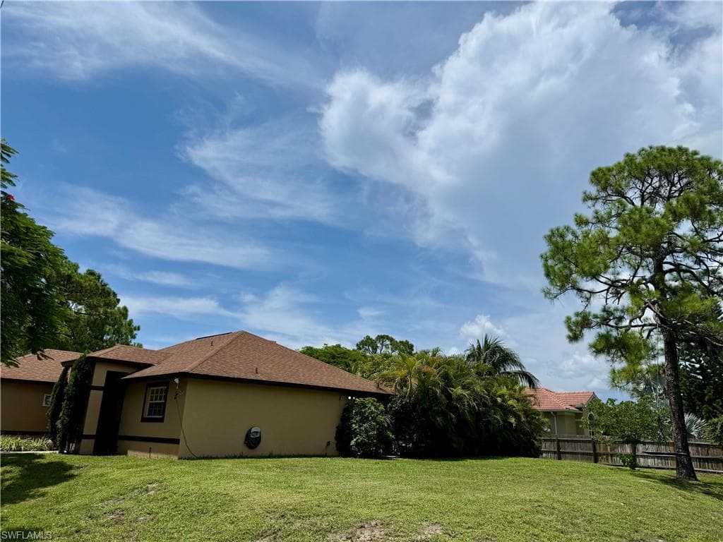 711 Pine Vale Dr, Naples, FL 34104-21