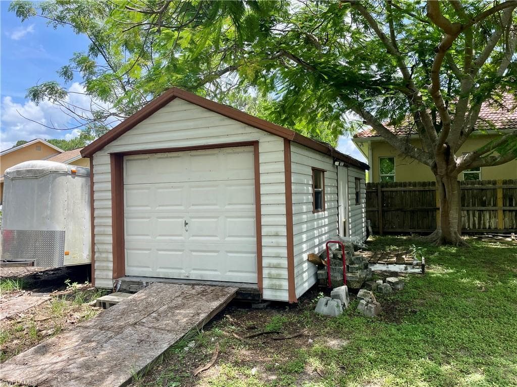 711 Pine Vale Dr, Naples, FL 34104-23