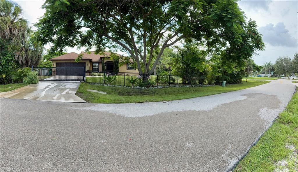 711 Pine Vale Dr, Naples, FL 34104-3
