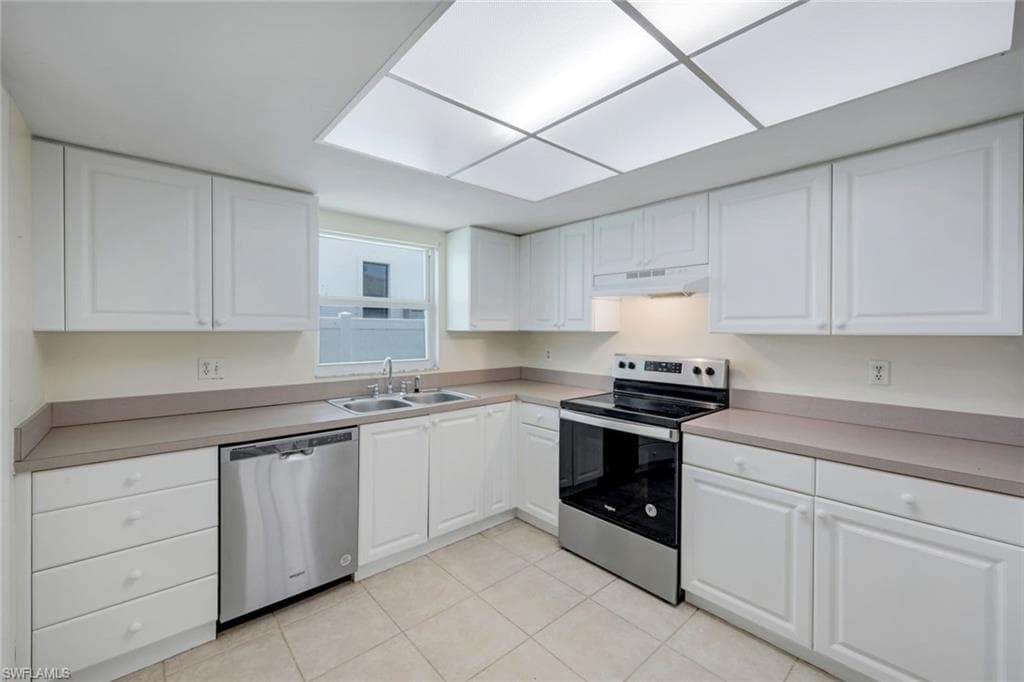 552 95th Ave N, Naples, FL 34108-9