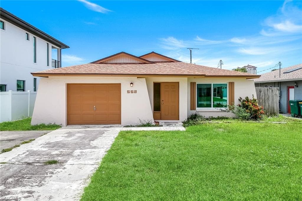 552 95th Ave N, Naples, FL 34108-2