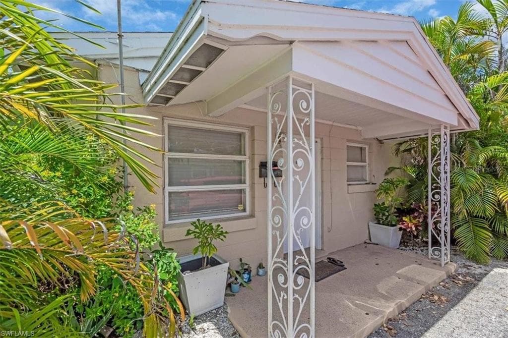 1761 Siesta Dr, Sarasota, FL 34239-20
