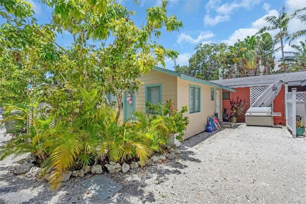 1761 Siesta Dr, Sarasota, FL 34239-31