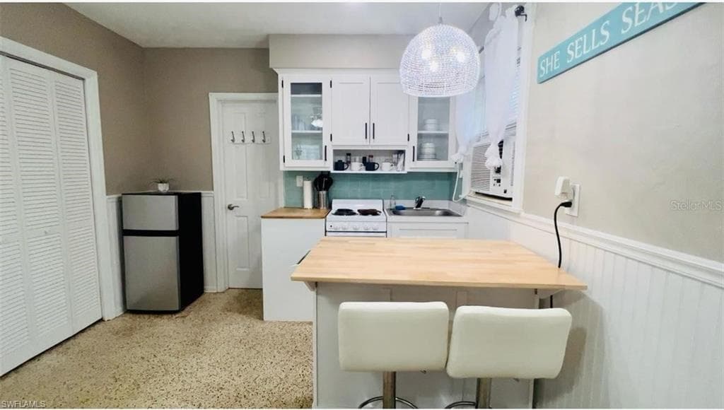 1761 Siesta Dr, Sarasota, FL 34239-35
