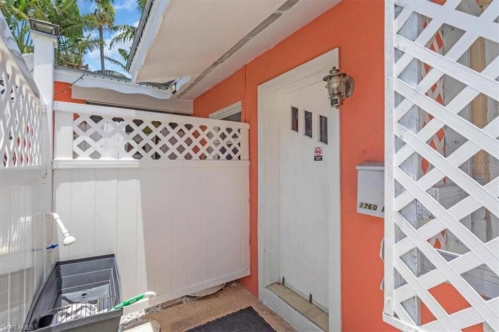 1761 Siesta Dr, Sarasota, FL 34239-37