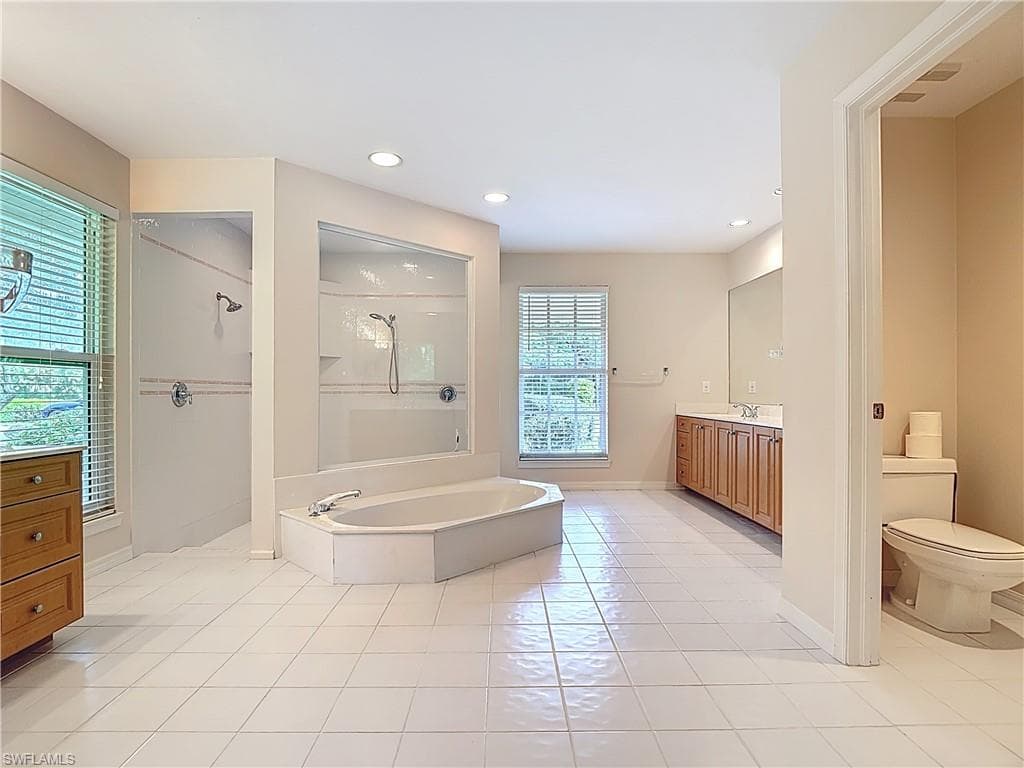 6806 Wellington Dr, Naples, FL 34109-15