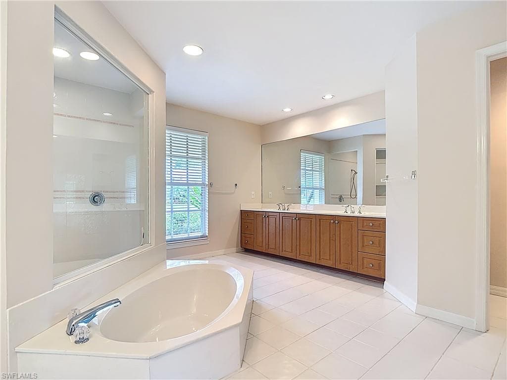 6806 Wellington Dr, Naples, FL 34109-16