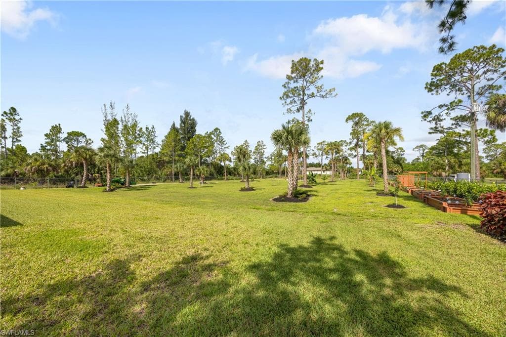 909 8th St SE, Naples, FL 34117-4