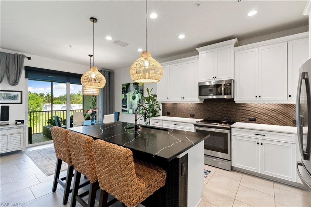 2567 Seychelles Dr 207, Naples, FL 34112-3