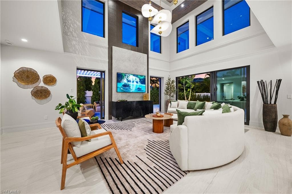 1261 13th Ave N, Naples, FL 34102-10