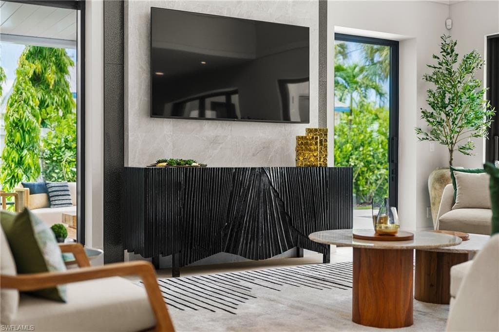 1261 13th Ave N, Naples, FL 34102-22