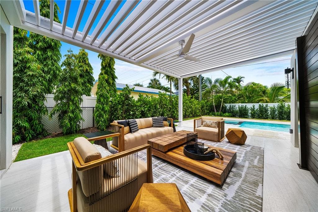 1261 13th Ave N, Naples, FL 34102-24