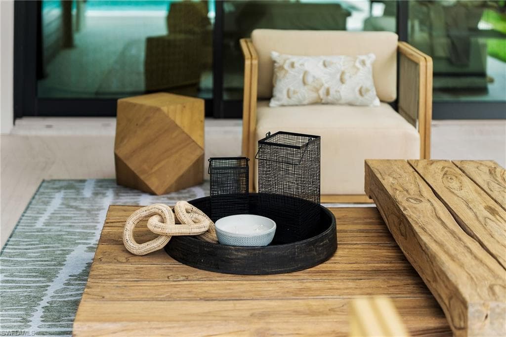 1261 13th Ave N, Naples, FL 34102-25