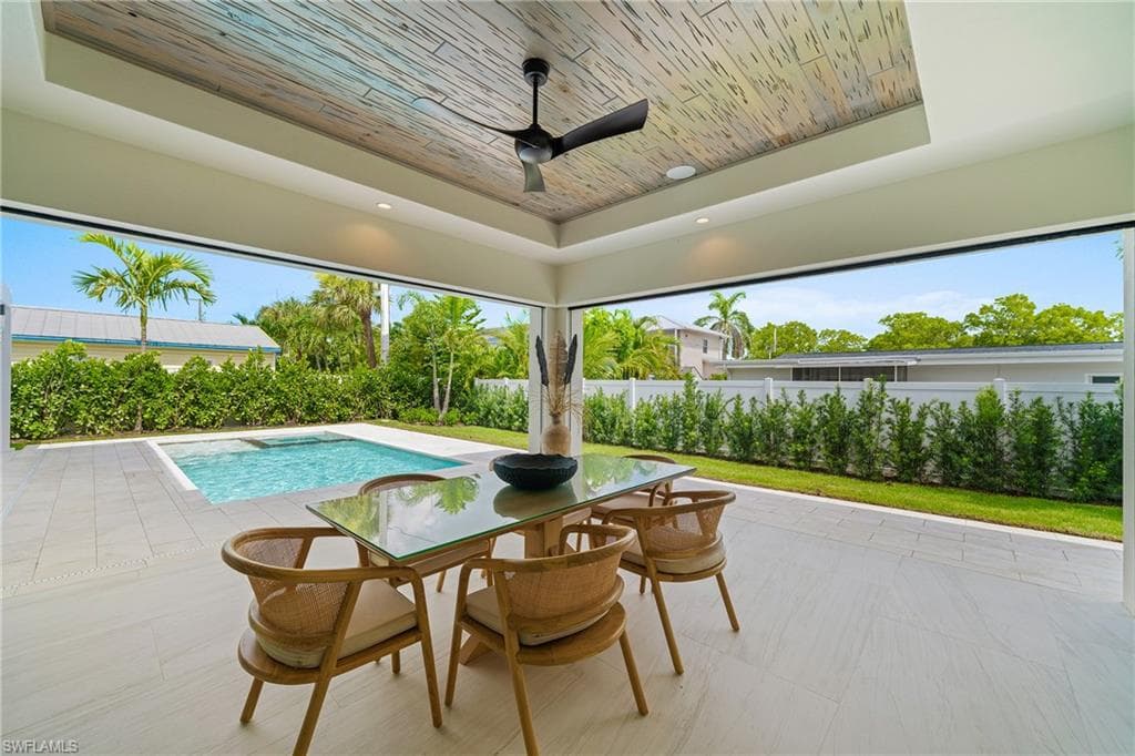 1261 13th Ave N, Naples, FL 34102-26