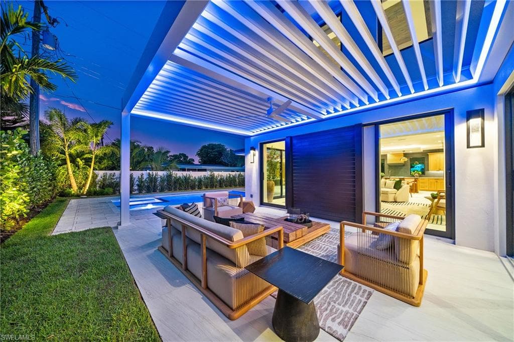 1261 13th Ave N, Naples, FL 34102-29