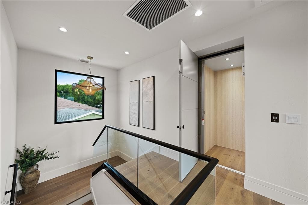 1261 13th Ave N, Naples, FL 34102-36