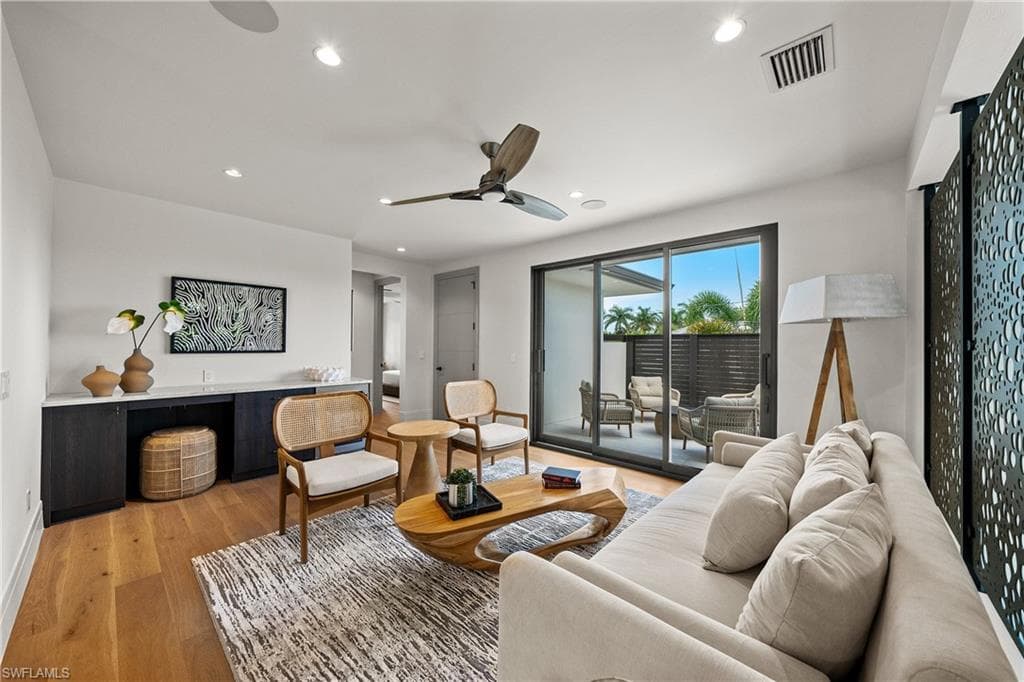 1261 13th Ave N, Naples, FL 34102-37