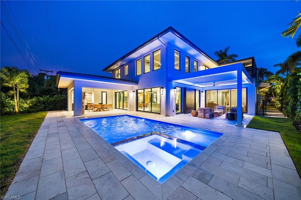 1261 13th Ave N, Naples, FL 34102-2