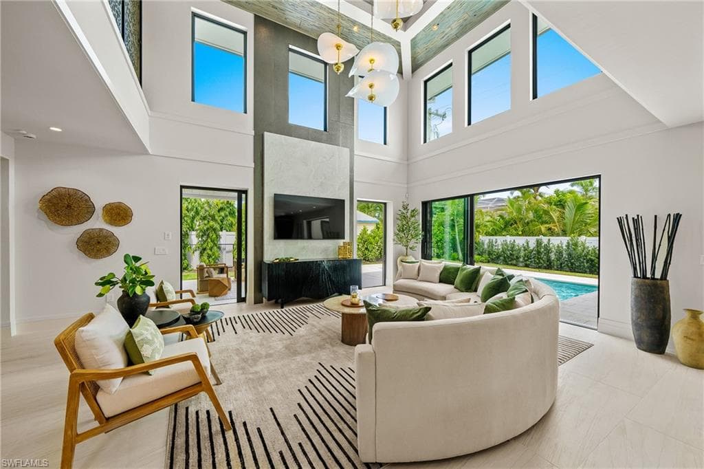 1261 13th Ave N, Naples, FL 34102-3