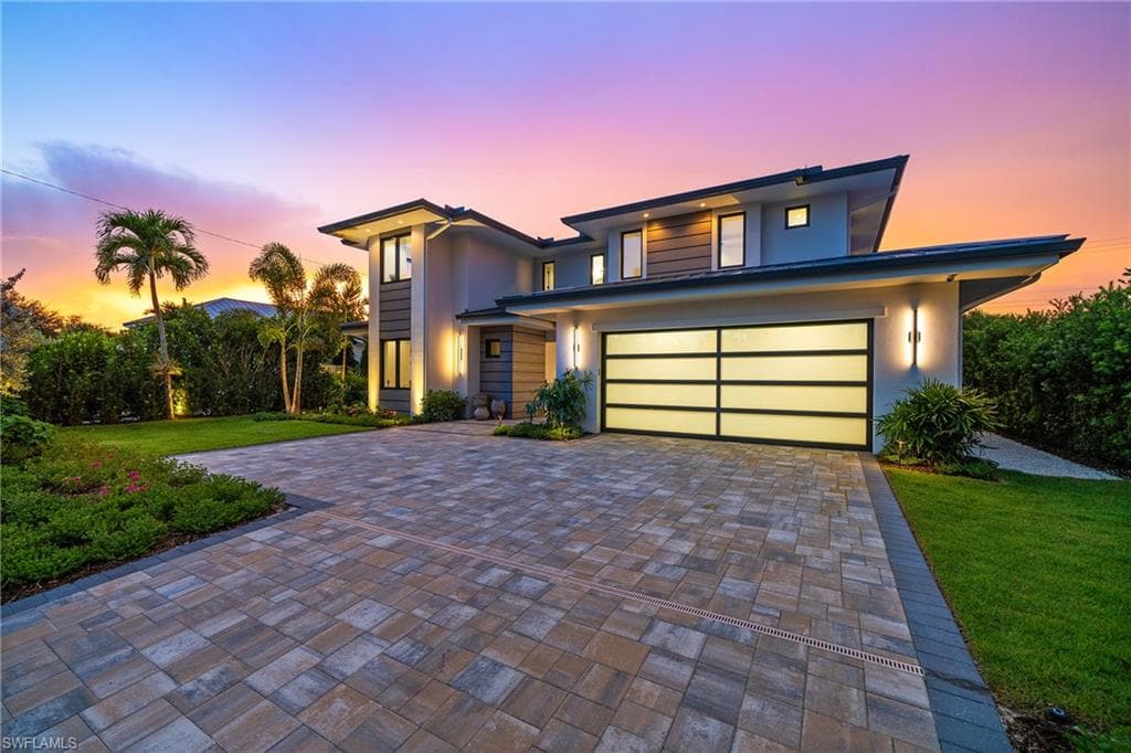 1261 13th Ave N, Naples, FL 34102-48